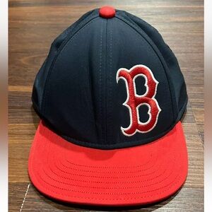 Boston Red‎ Sox Under Armor Fitted Baseball Hat